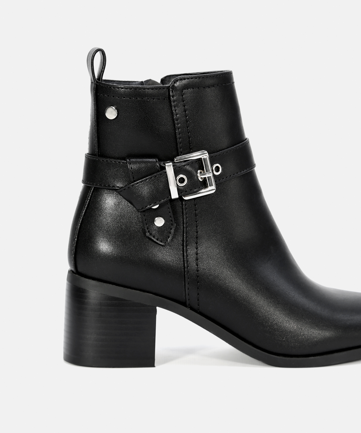 Botines negros tac&oacute;n hebilla image number null